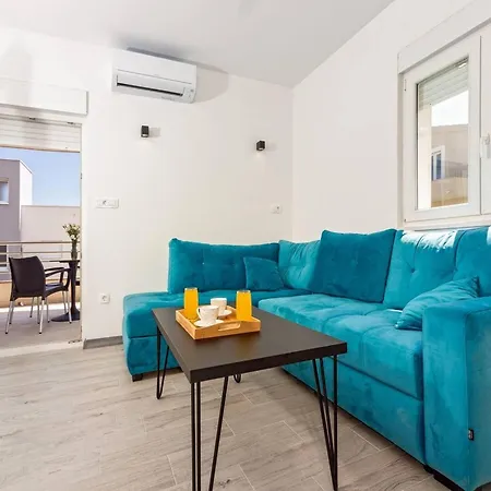 Modern With Private Balcony - Premium One Bedroom Apartment *
